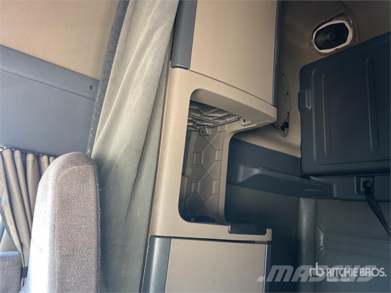 Freightliner Cascadia 125 6x4 T/A Sleeper Truck Tractor Tractor Units