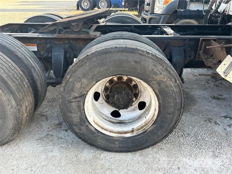 Freightliner Cascadia 125 6x4 T/A Sleeper Truck Tractor Vilcēji