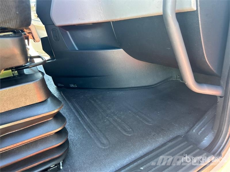 Freightliner Cascadia 126 6x4 T/A Sleeper Truck Tractor Tractor Units