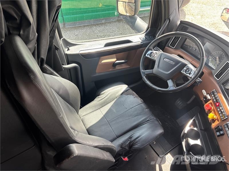 Freightliner Cascadia 126 6x4 T/A Sleeper Truck Tractor (Inoper Cabezas tractoras