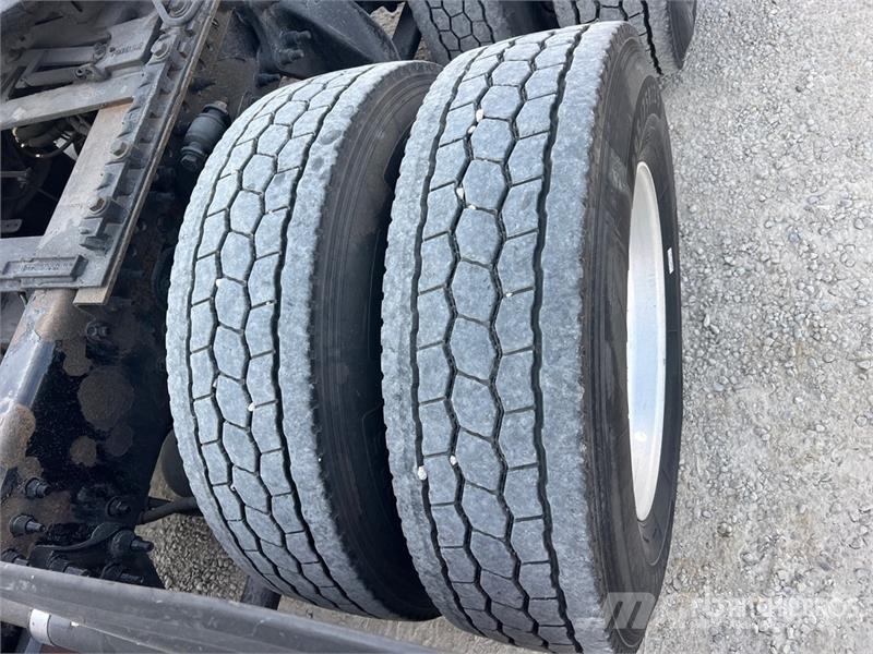 Freightliner Cascadia 126 6x4 T/A Sleeper Truck Tractor Sattelzugmaschinen