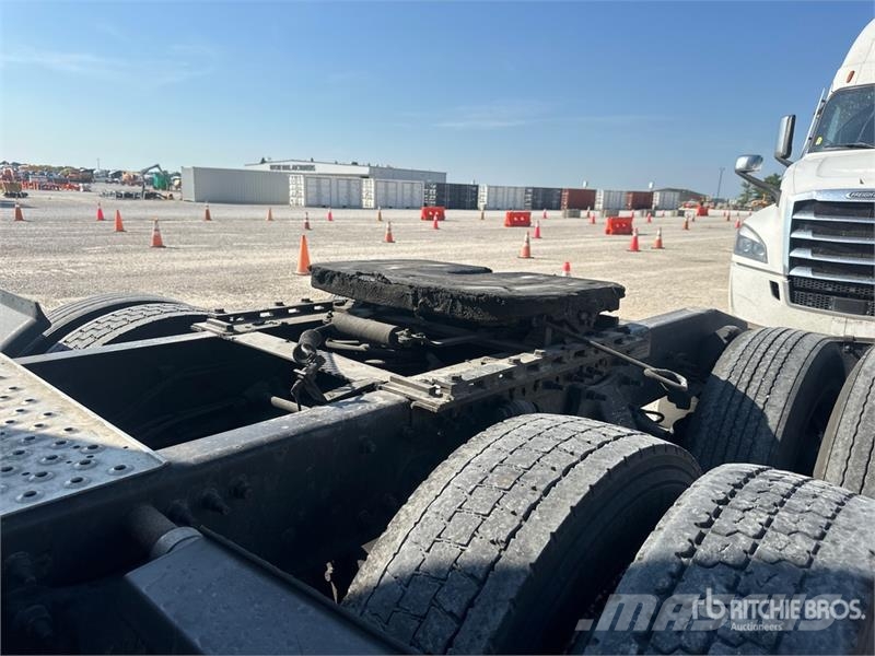 Freightliner Cascadia 126 6x4 T/A Sleeper Truck Tractor Влекачи