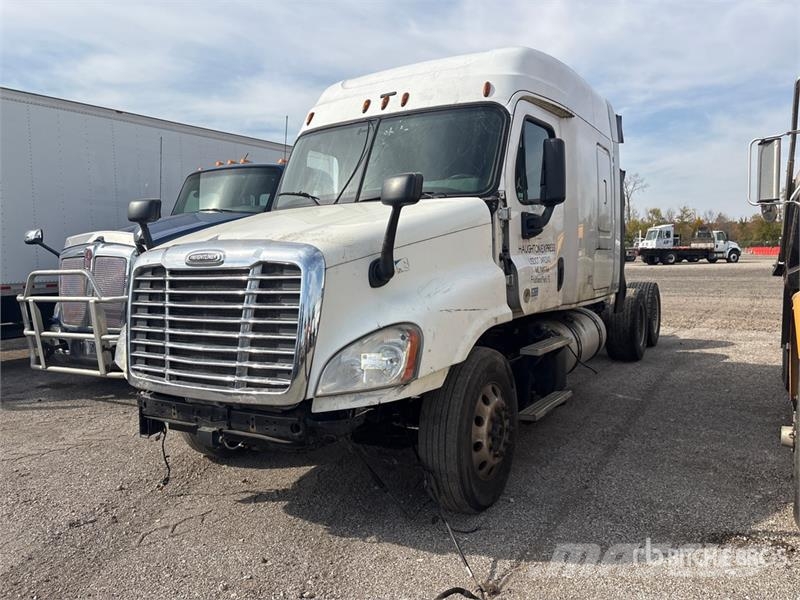 Freightliner Cascadia 125 6x4 T/A Sleeper Truck Tractor (Inoper Tractores (camiões)