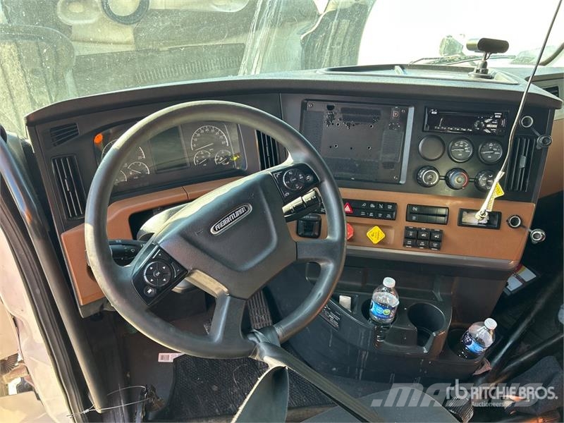 Freightliner Cascadia 126 6x4 T/A Sleeper Truck Tractor Vilcēji