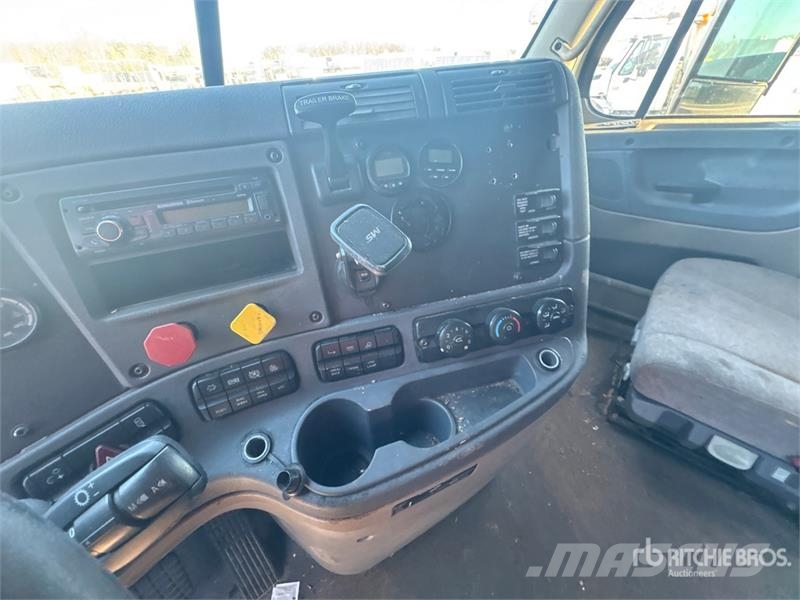 Freightliner Cascadia 125 6x4 T/A Sleeper Truck Tractor (Inoper Vilcēji