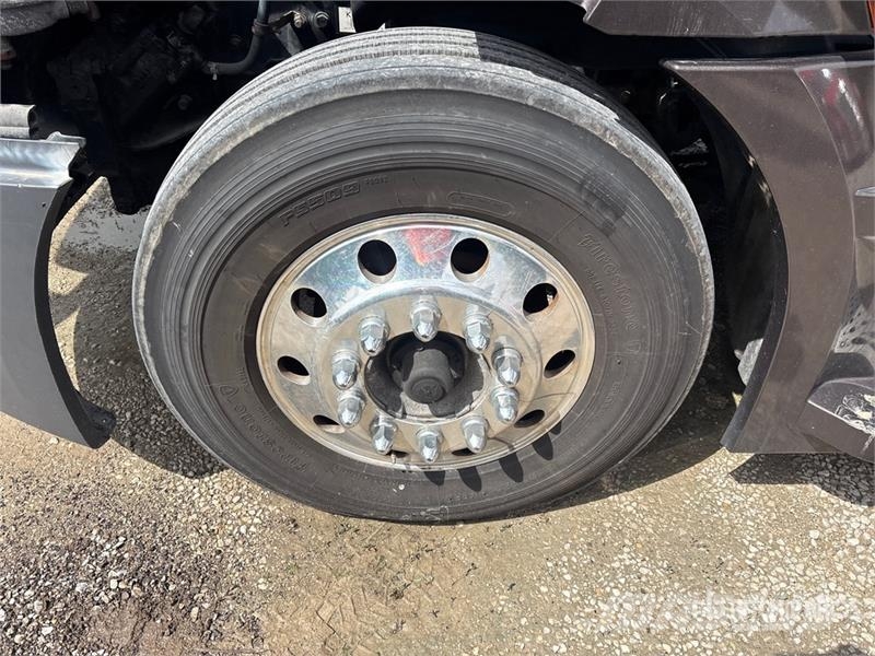 Freightliner Cascadia 126 6x4 T/A Sleeper Truck Tractor (Inoper Cabezas tractoras