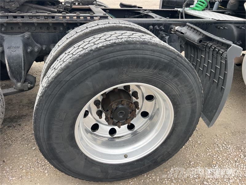 Freightliner Cascadia 126 6x4 T/A Sleeper Truck Tractor 曳引機組件