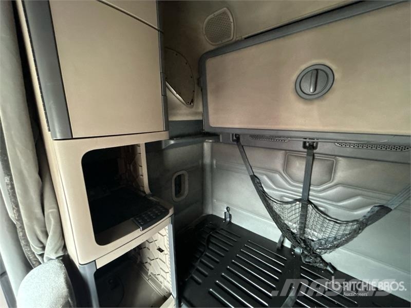 Freightliner Cascadia 125 6x4 T/A Sleeper Truck Tractor Tegljači