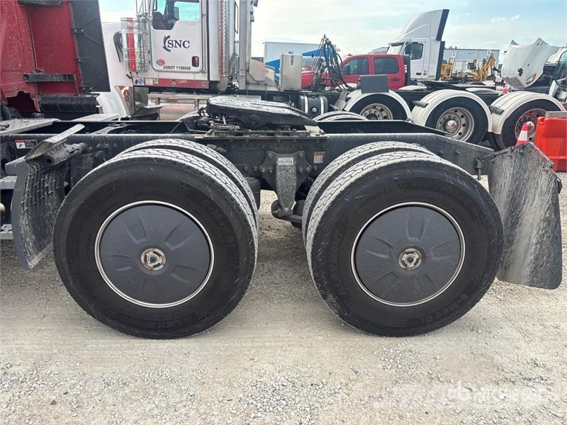 Freightliner Cascadia 126 6x4 T/A Sleeper Truck Tractor Vilcēji