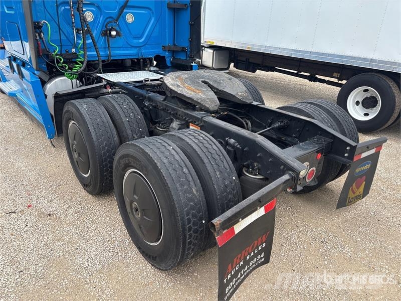 Freightliner Cascadia 126 6x4 T/A Sleeper Truck Tractor Dragbilar