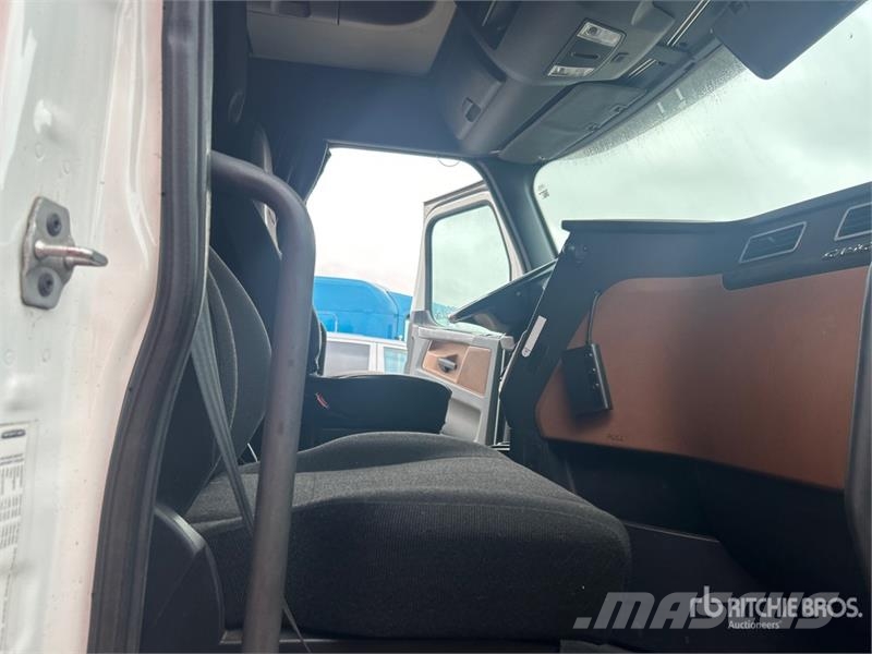 Freightliner Cascadia 126 6x4 T/A Sleeper Truck Tractor Tractor Units