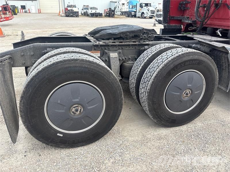 Freightliner Cascadia 126 6x4 T/A Sleeper Truck Tractor Vilcēji