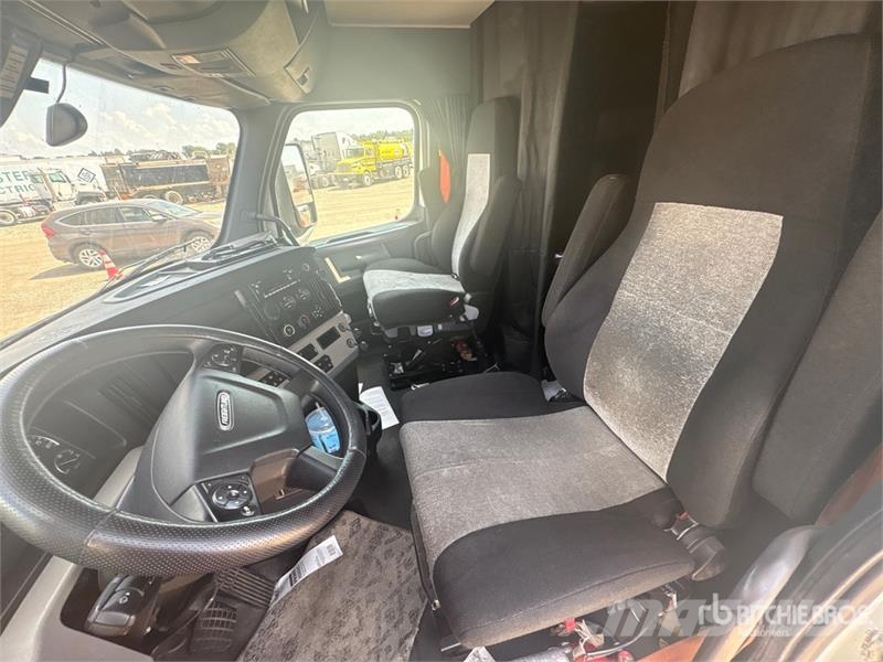 Freightliner Cascadia 126 6x4 T/A Sleeper Truck Tractor Dragbilar