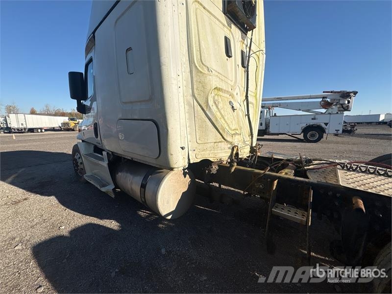 Freightliner Cascadia 125 6x4 T/A Sleeper Truck Tractor (Inoper Vilcēji