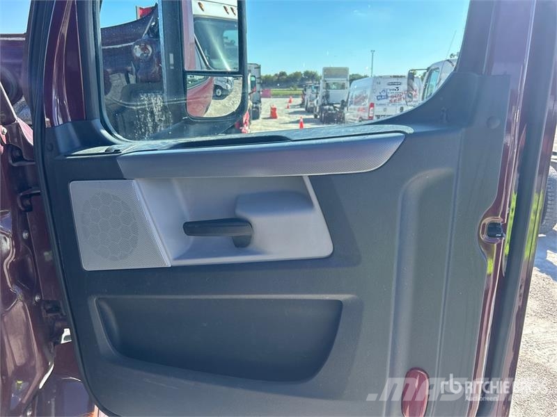 Freightliner Cascadia 126 6x4 T/A Sleeper Truck Tractor Vlačilci