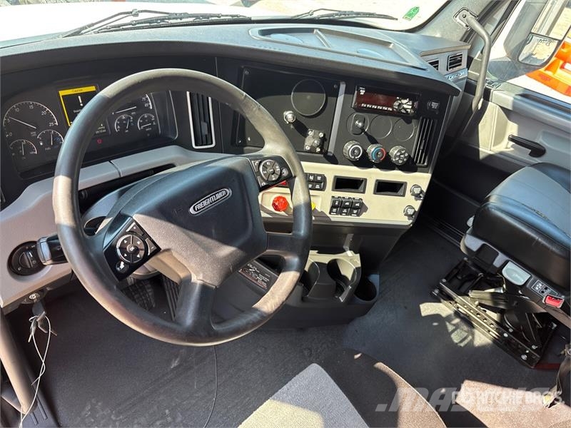 Freightliner Cascadia 126 6x4 T/A Sleeper Truck Tractor Sattelzugmaschinen