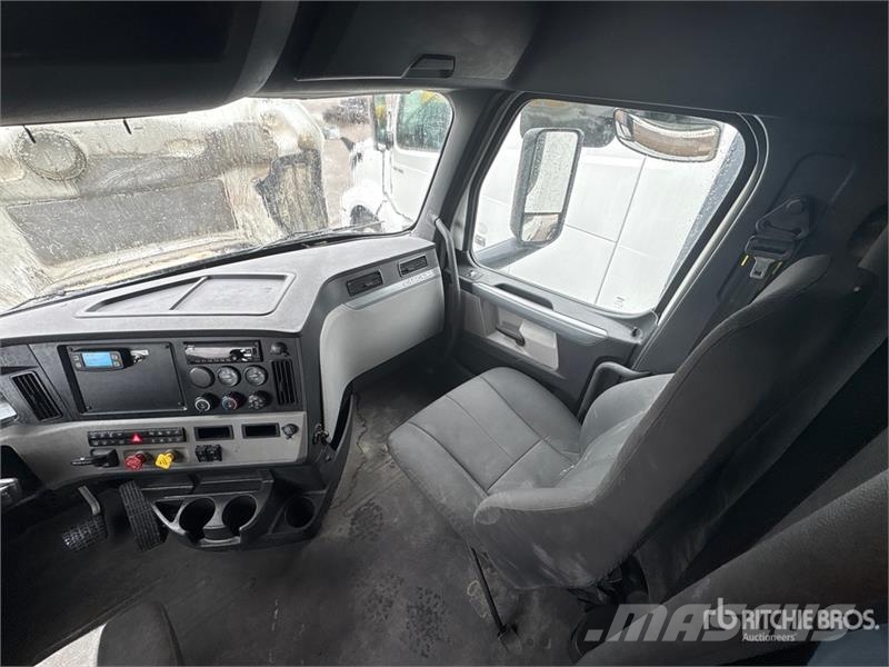 Freightliner Cascadia 126 6x4 T/A Sleeper Truck Tractor Tractor Units