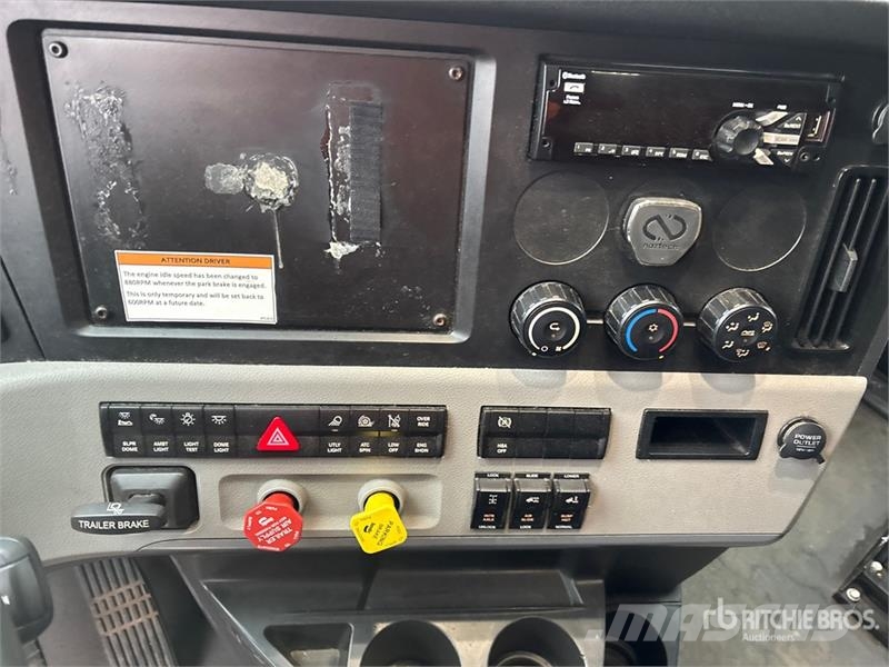 Freightliner Cascadia 126 6x4 T/A Sleeper Truck Tractor Sattelzugmaschinen