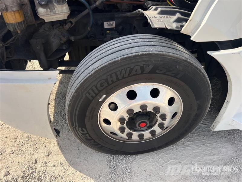 Freightliner Cascadia 126 6x4 T/A Sleeper Truck Tractor Sattelzugmaschinen
