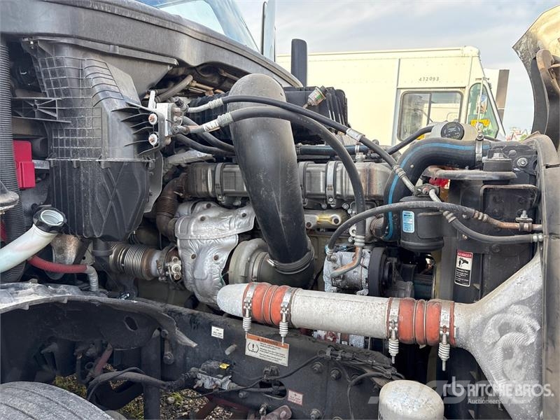 Freightliner Cascadia 126 6x4 T/A Sleeper Truck Tractor (Inoper Trekkvogner