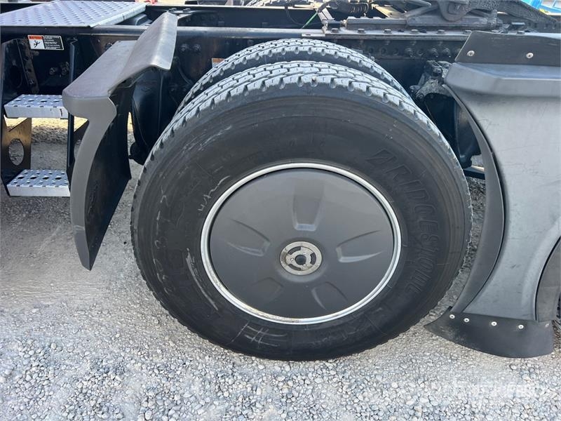 Freightliner Cascadia 126 6x4 T/A Sleeper Truck Tractor Vilcēji