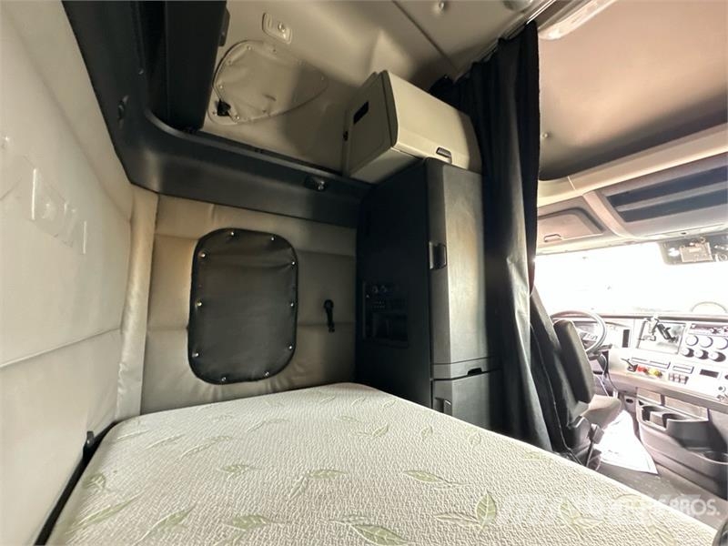 Freightliner Cascadia 126 6x4 T/A Sleeper Truck Tractor Nyergesvontatók