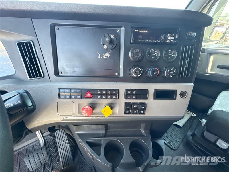 Freightliner Cascadia 126 6x4 T/A Sleeper Truck Tractor Traktorske jedinice