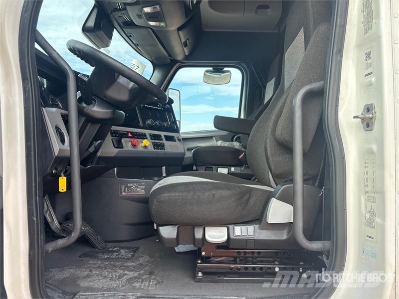 Freightliner Cascadia 126 6x4 T/A Sleeper Truck Tractor Vlačilci