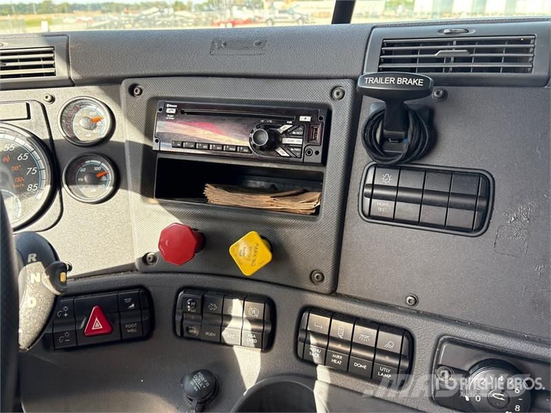 Freightliner Cascadia 125 6x4 T/A Sleeper Truck Tractor Влекачи