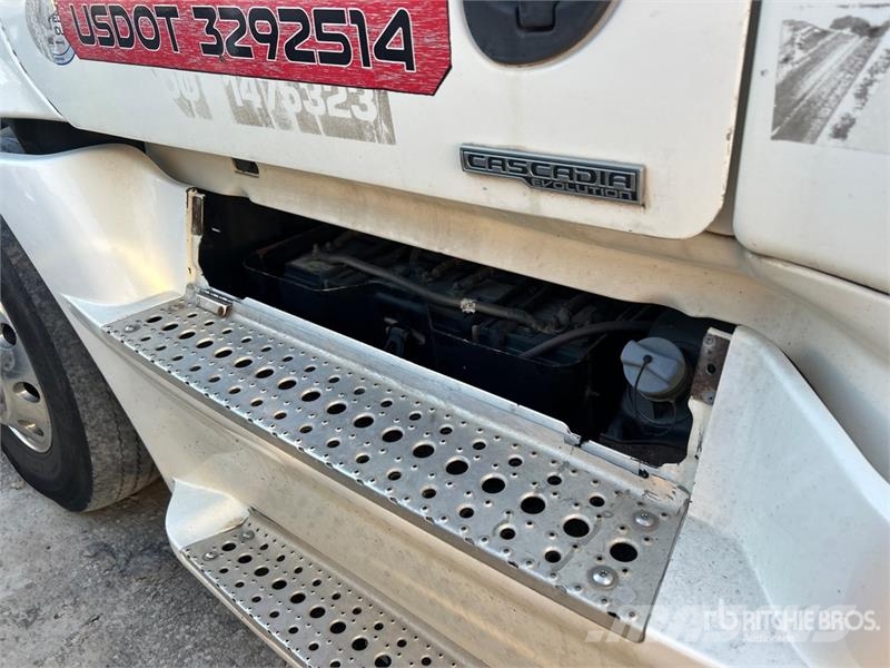 Freightliner Cascadia 125 6x4 T/A Sleeper Truck Tractor Autotractoare