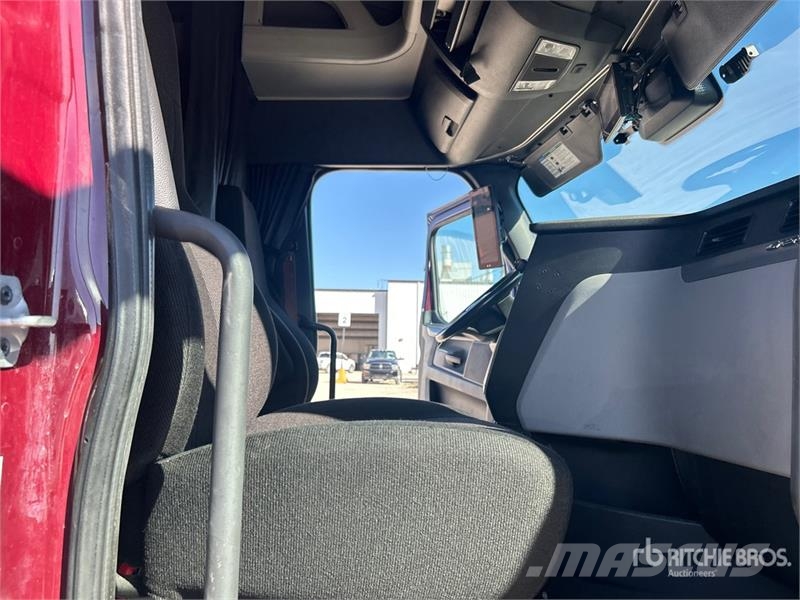 Freightliner Cascadia 126 6x4 T/A Sleeper Truck Tractor Vlačilci