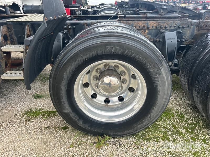 Freightliner Cascadia 126 6x4 T/A Sleeper Truck Tractor Tractor Units