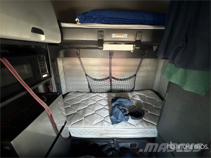 Freightliner Cascadia 126 6x4 T/A Sleeper Truck Tractor (Inoper Trekkvogner