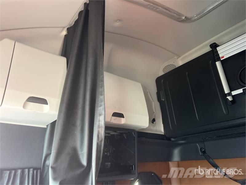 Freightliner Cascadia 126 6x4 T/A Sleeper Truck Tractor Tractor Units