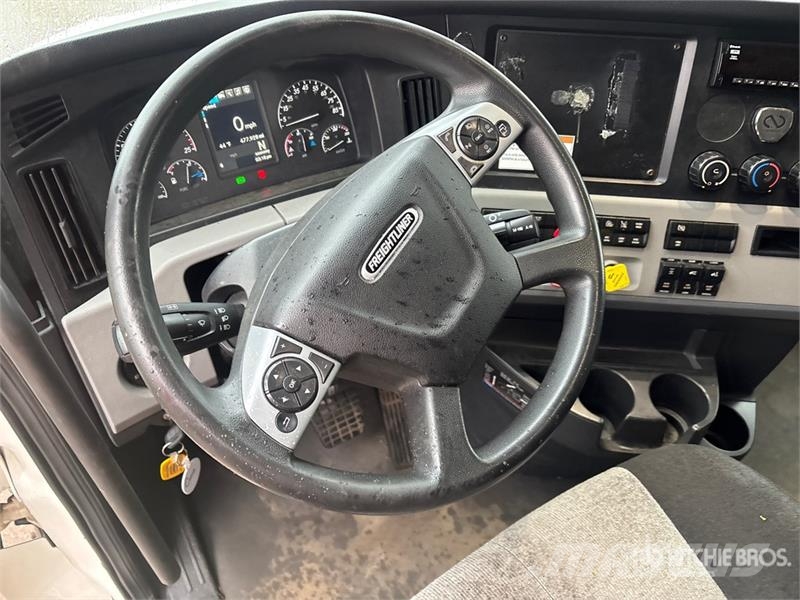 Freightliner Cascadia 126 6x4 T/A Sleeper Truck Tractor Sattelzugmaschinen