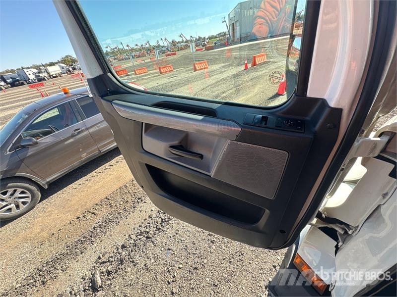 Freightliner Cascadia 126 6x4 T/A Sleeper Truck Tractor (Inoper Camiones tractor