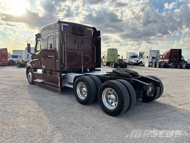 Freightliner Cascadia 126 6x4 T/A Sleeper Truck Tractor وحدات الجر