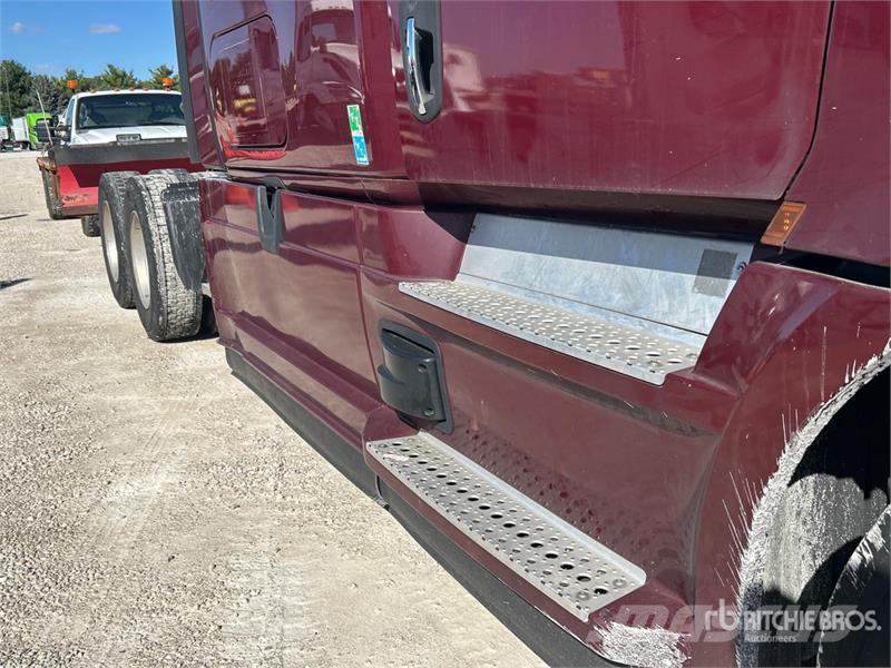 Freightliner Cascadia 126 6x4 T/A Sleeper Truck Tractor Vlačilci