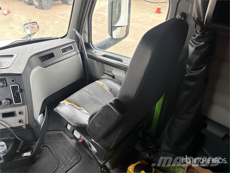 Freightliner Cascadia 126 6x4 T/A Sleeper Truck Tractor Влекачи