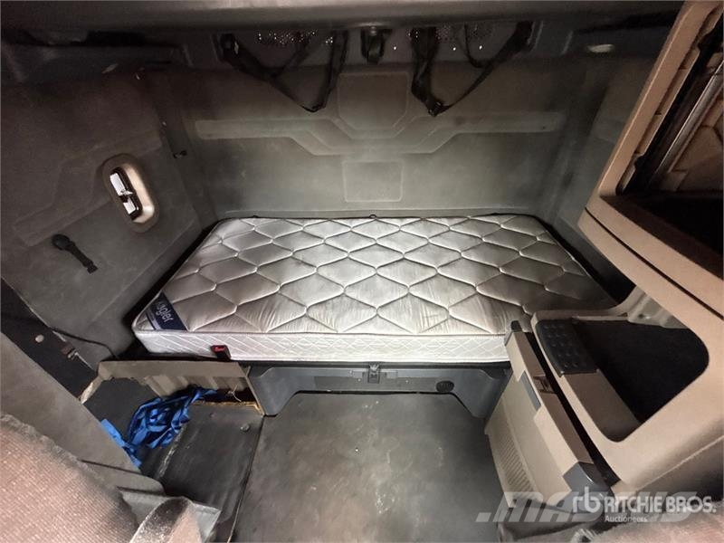 Freightliner Cascadia 125 6x4 T/A Sleeper Truck Tractor Nyergesvontatók