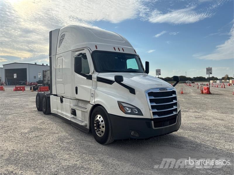 Freightliner Cascadia 126 6x4 T/A Sleeper Truck Tractor Vlačilci