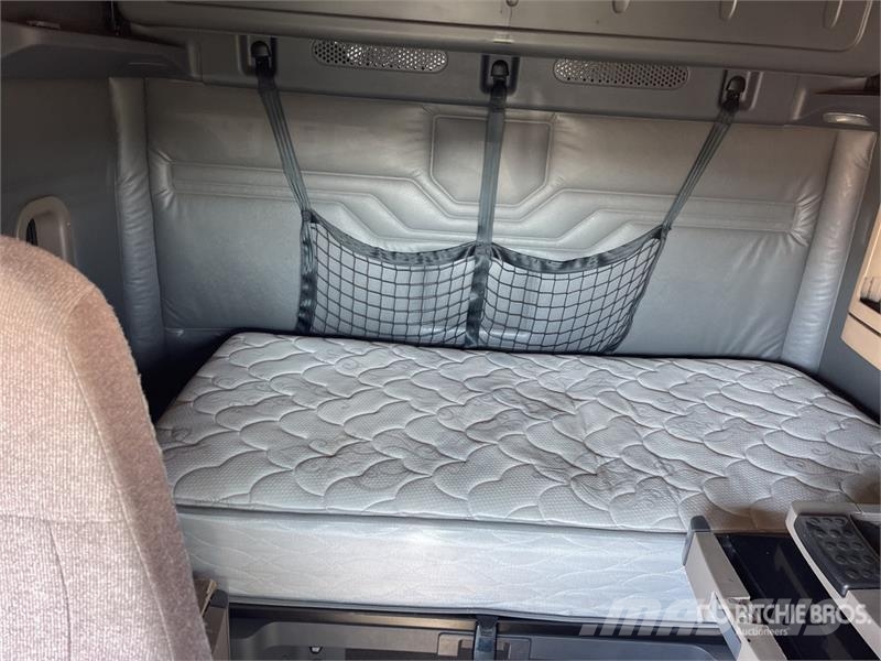 Freightliner Cascadia 125 6x4 T/A Sleeper Truck Tractor Cabezas tractoras