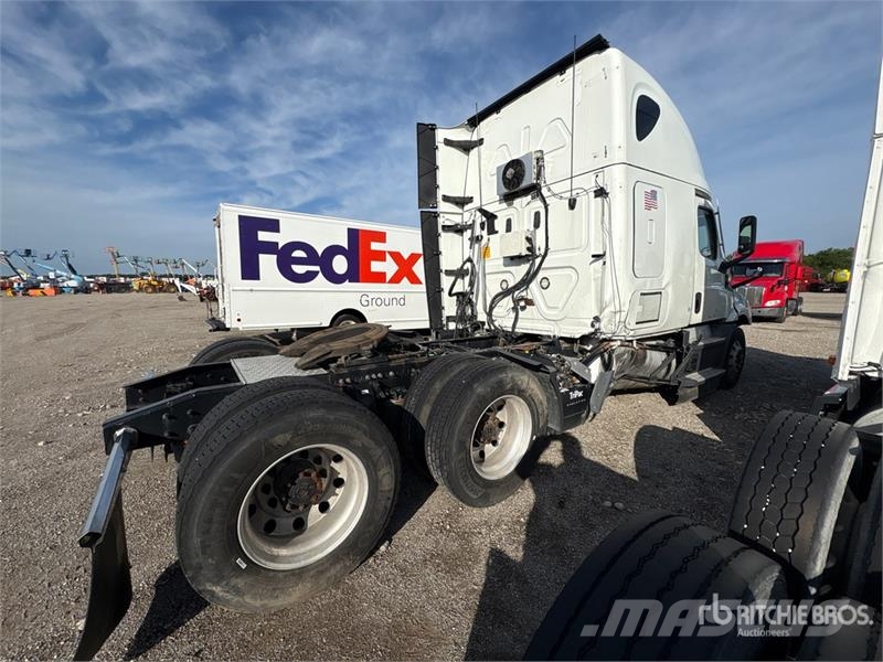 Freightliner Cascadia 126 6x4 T/A Sleeper Truck Tractor (Inoper Trekkvogner