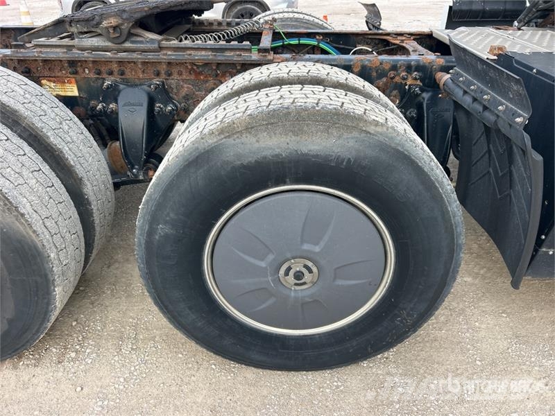 Freightliner Cascadia 126 6x4 T/A Sleeper Truck Tractor Тягачі