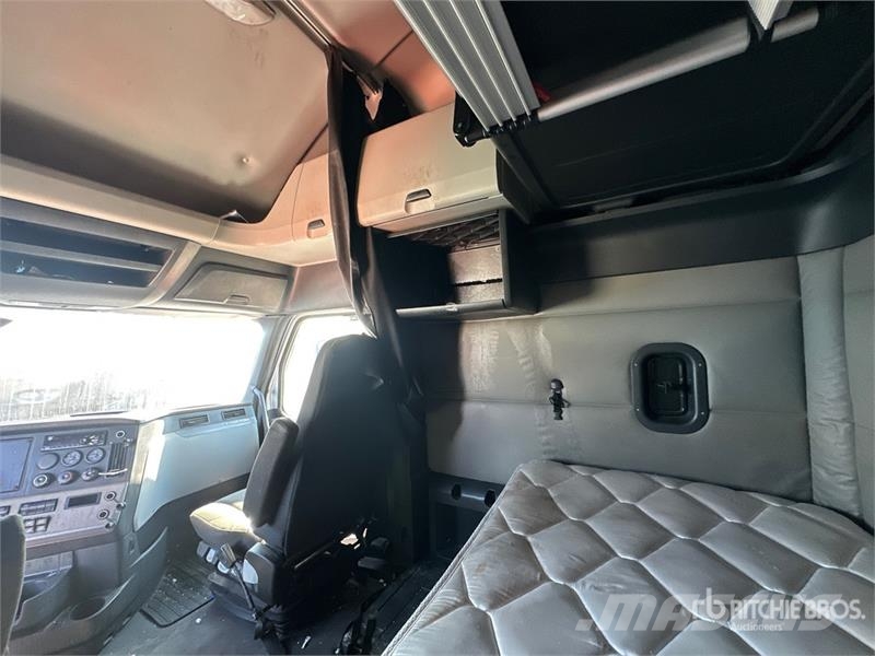 Freightliner Cascadia 126 6x4 T/A Sleeper Truck Tractor Влекачи