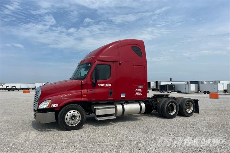 Freightliner Cascadia 125 6x4 T/A Sleeper Truck Tractor Vlačilci
