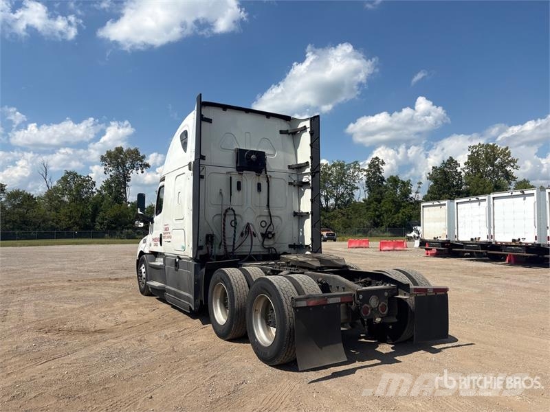 Freightliner Cascadia 126 6x4 T/A Sleeper Truck Tractor Dragbilar