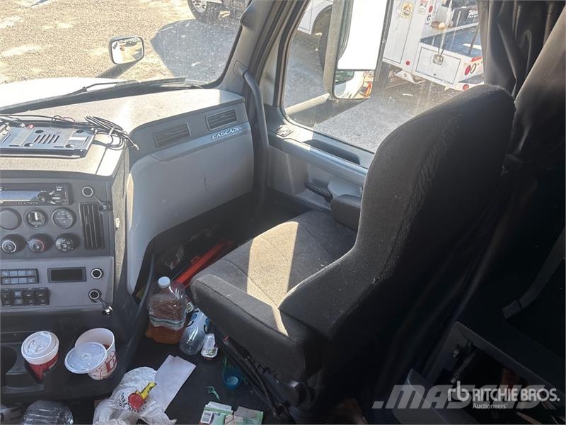 Freightliner Cascadia 126 6x4 T/A Sleeper Truck Tractor Motrici e Trattori Stradali