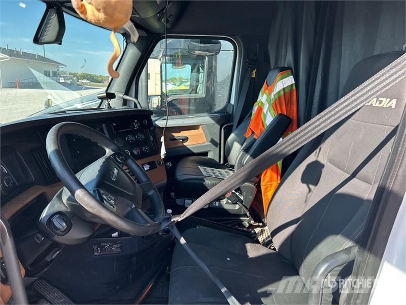 Freightliner Cascadia 126 6x4 T/A Sleeper Truck Tractor Vilcēji