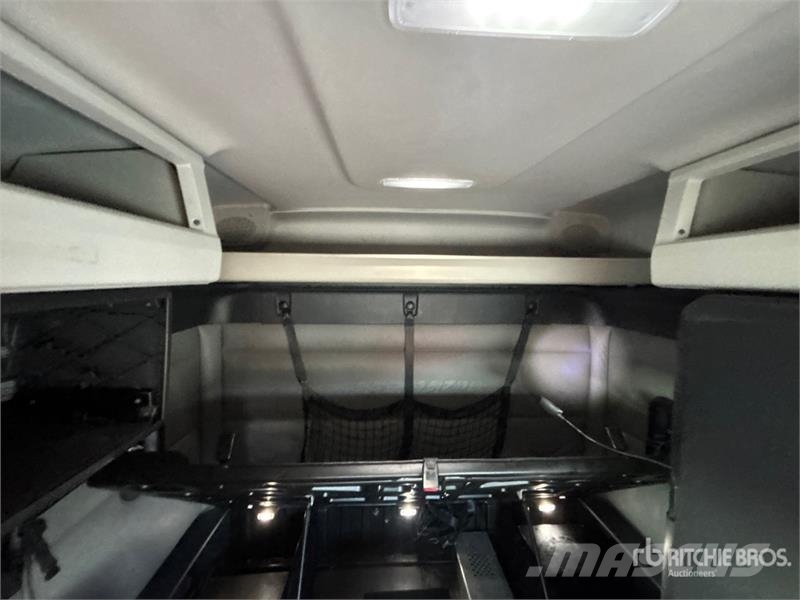 Freightliner Cascadia 126 6x4 T/A Sleeper Truck Tractor وحدات الجر